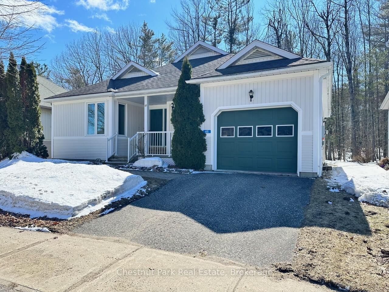 Property Photo: 45 Pine Ridge Gate E ON P1P 1Y4