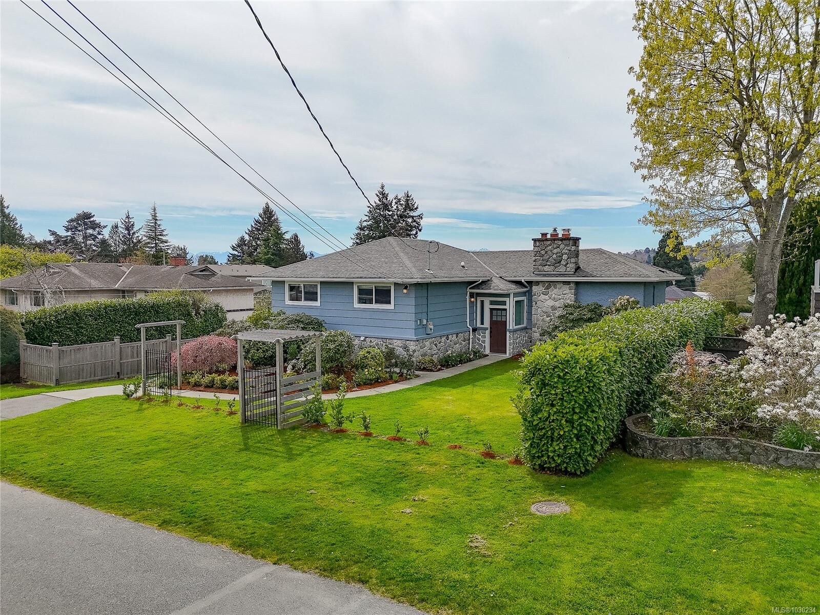 Photo de la propriété:  3960 Cherrilee Cres  BC V8N 1R9 