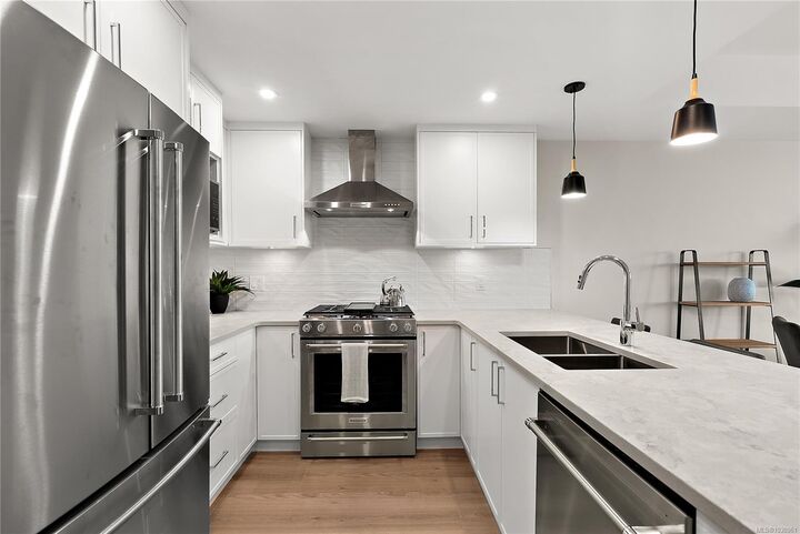 2520 Hackett Cres #404 — photo 1