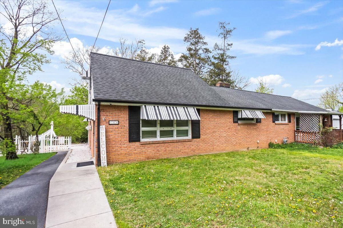 Property Photo:  104 Lampeter Road  PA 17602 