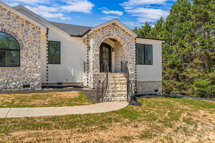 Property Photo: 2714 Sides Avenue NC 28612