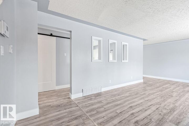 Photo de la propriété:  11507 44A Avenue NW  AB T6J 1A2 