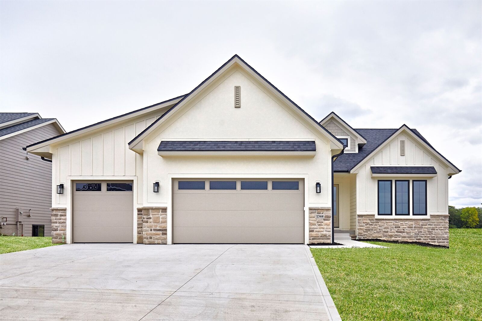 Property Photo:  1344 S Lotus Place  IA 50266 