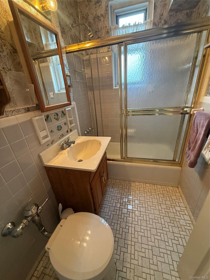 Property Photo: 1425 Thieriot Avenue 6M NY 10460