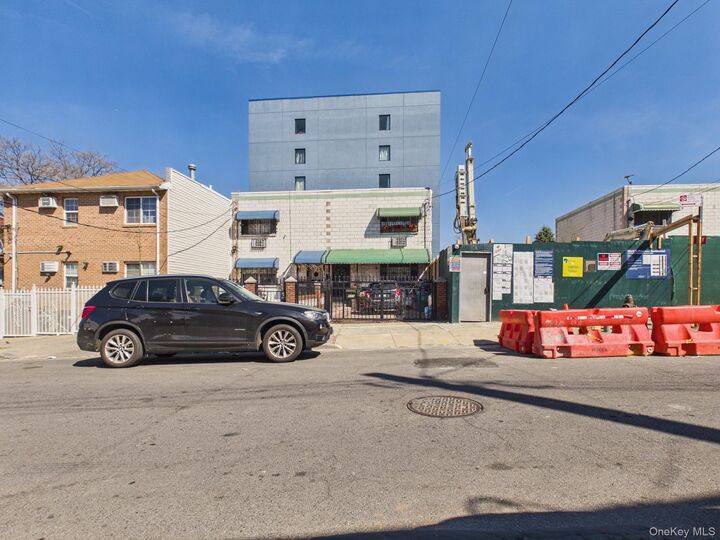 Property Photo:  913 Home Street  NY 10459 