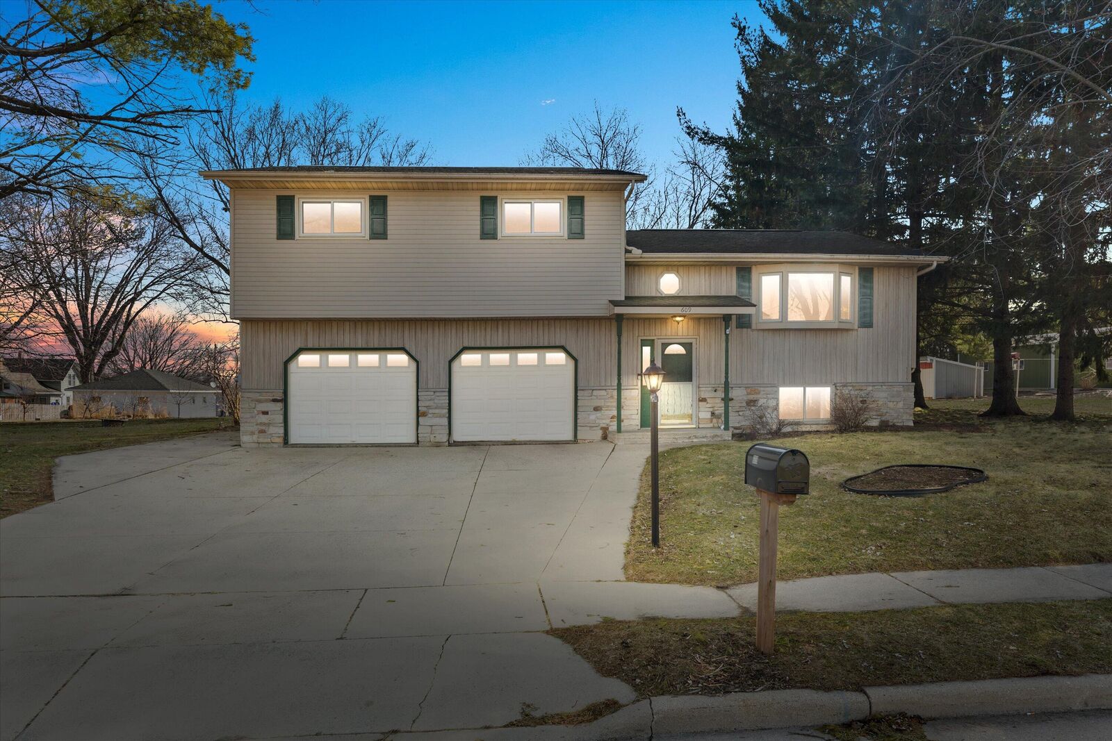 Property Photo:  609 Clinton St  WI 53032 