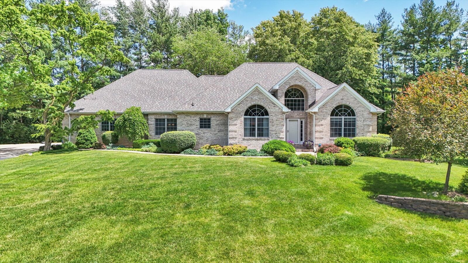 Property Photo: 1802 N Concord Lane IL 61802