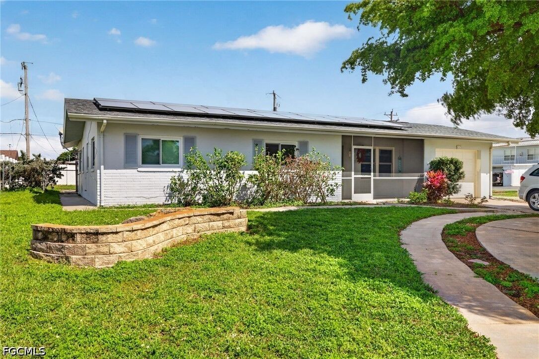 Property Photo:  4547 SE 11th Avenue  FL 33904 