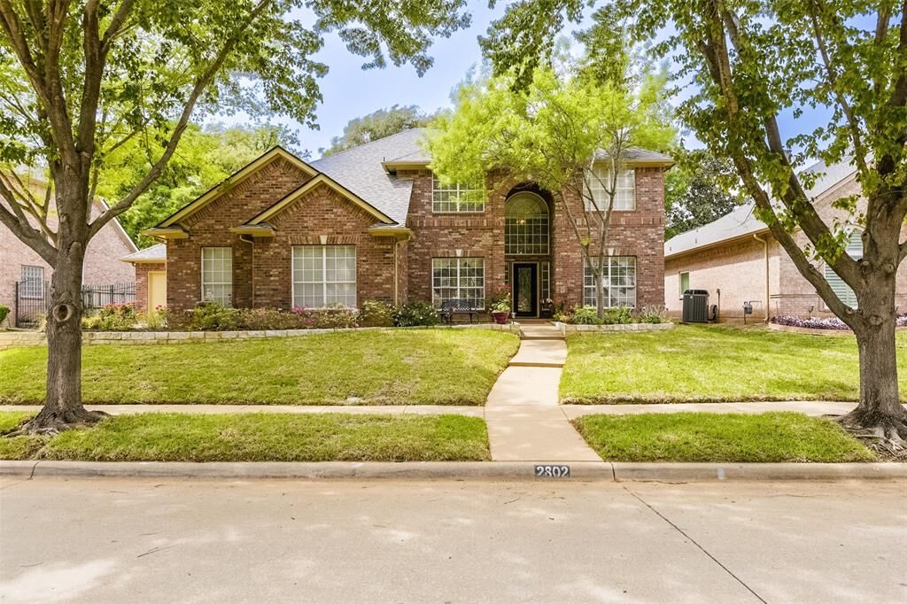 Property Photo: 2802 Park Run Drive TX 76016