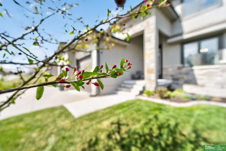 Property Photo: 512 Sherwood Drive NE 68028