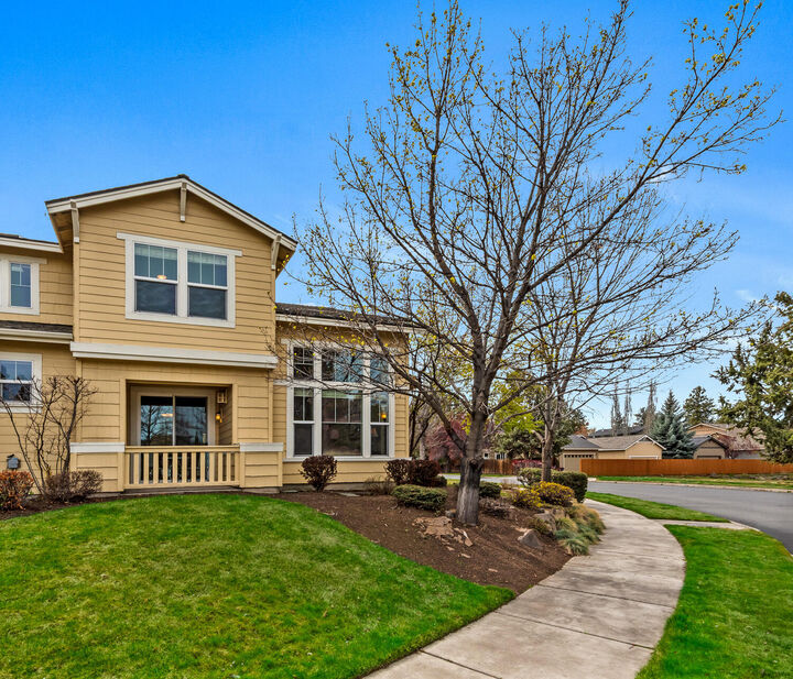 Property Photo:  630 SW Hill Street  OR 97702 