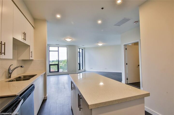 690 King Street W 522 — photo 1