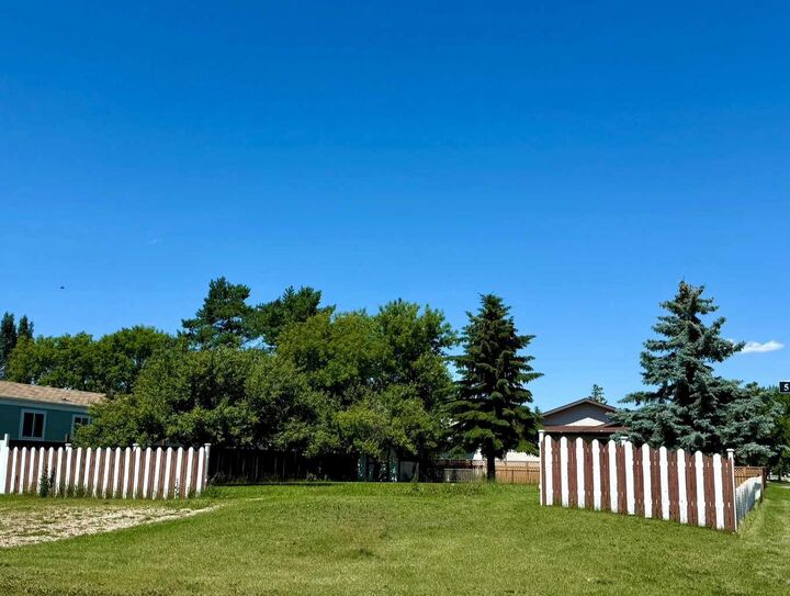Property Photo:  1958 5 Avenue  AB T9W 1H9 
