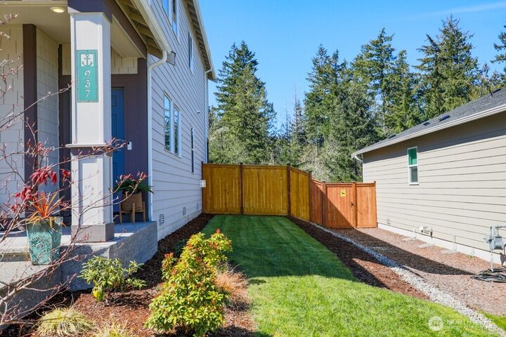 Property Photo:  937  Panoramic Loop  WA 98312 