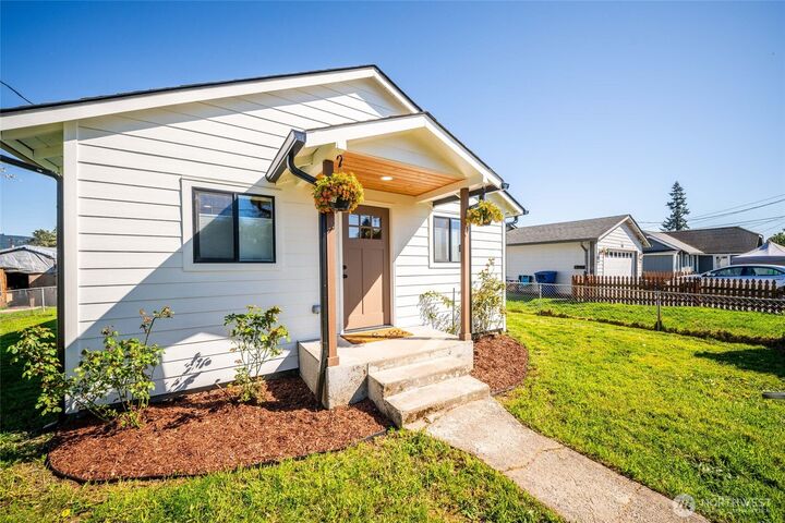 Property Photo:  804  7th Avenue S  WA 98626 