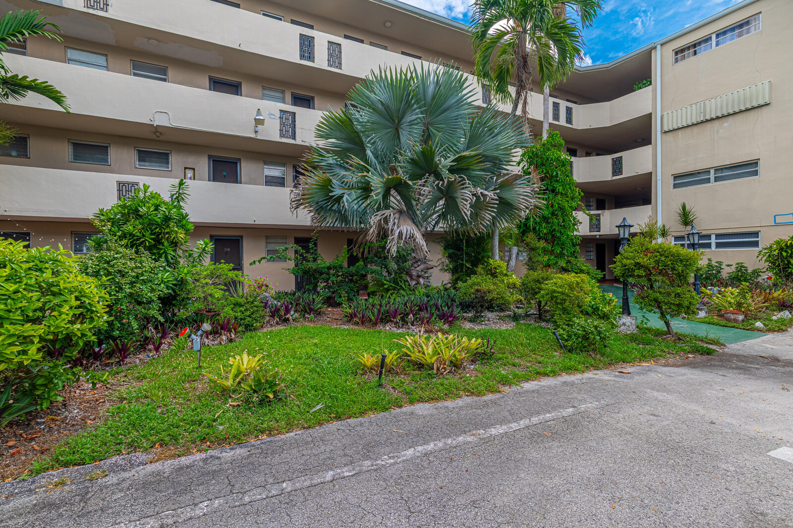 Property Photo:  1660 NE 191st Street Unit 311  FL 33179 
