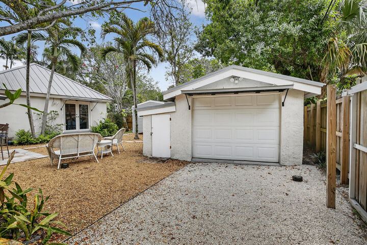 Property Photo:  605 SW 6th Avenue  FL 33315 
