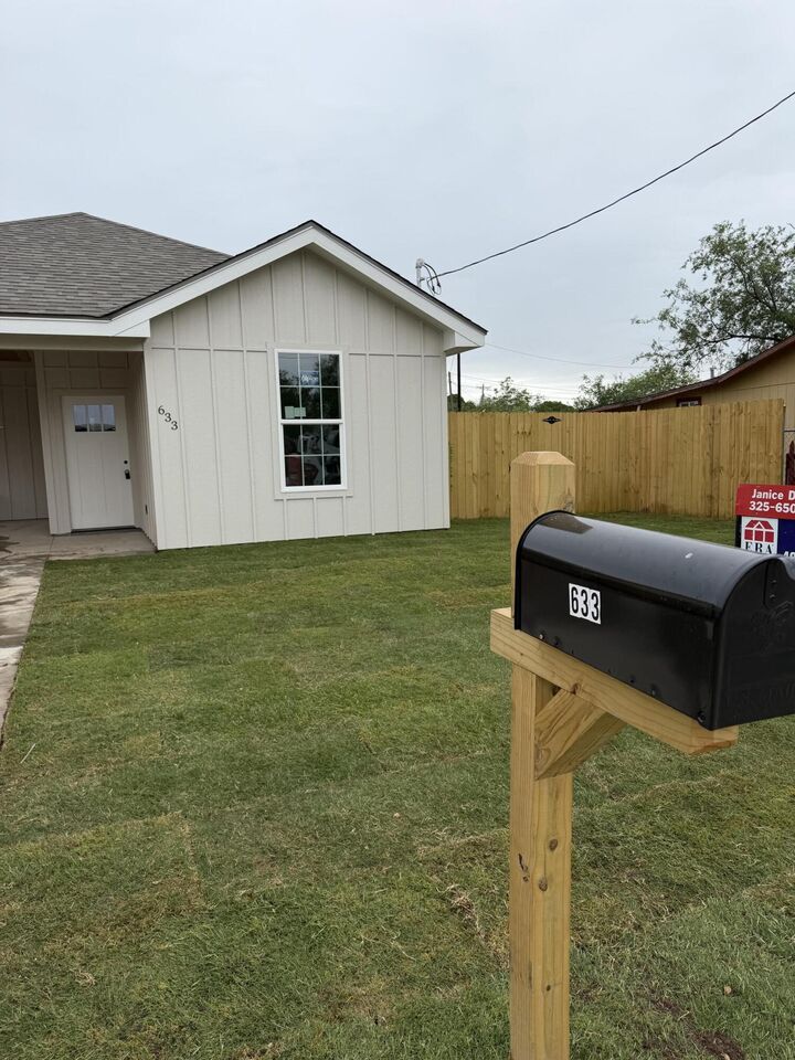 Property Photo:  633 W Ave Z  TX 76903 