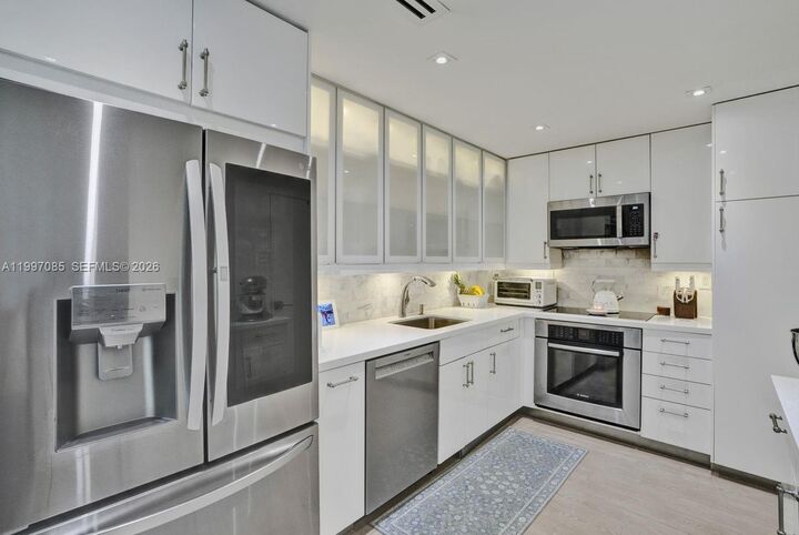 Property Photo:  90 Edgewater Dr 625  FL 33133 