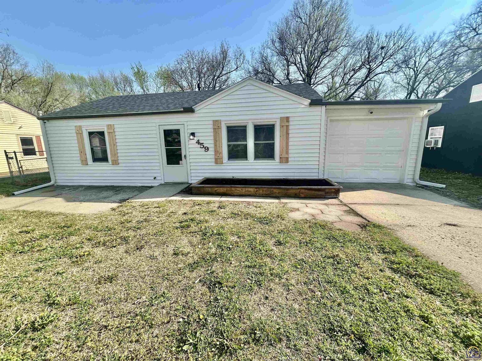 Property Photo: 459 SE 33rd Ter KS 66605