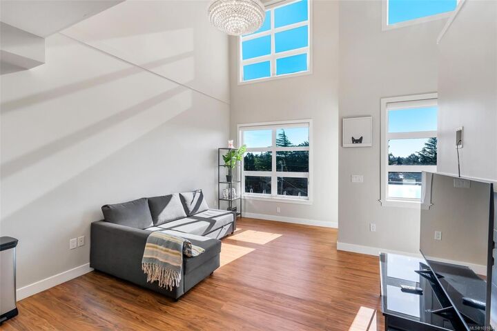 Property Photo:  4000 Shelbourne St 402  BC V8N 0B6 