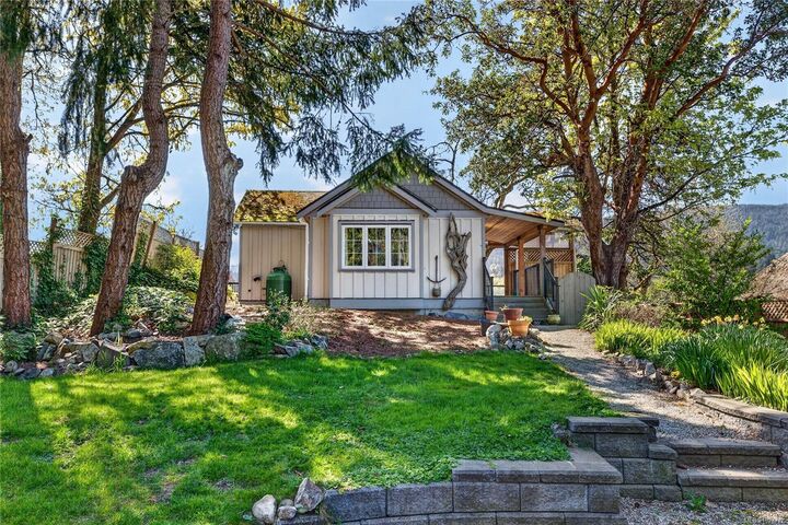 Property Photo: 117 Morningside Rd BC V8K 1X1