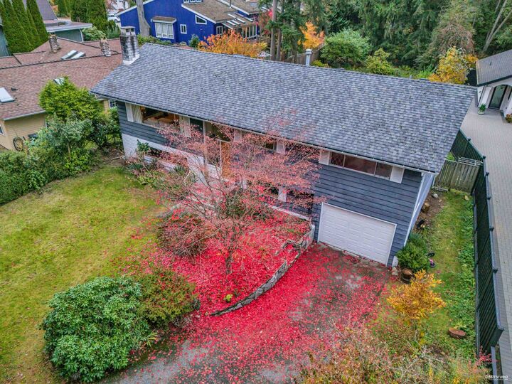 4578 Capilano Road — photo 1