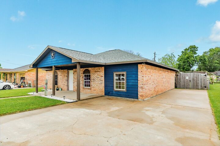 Property Photo:  5107 2nd Street  TX 77534 