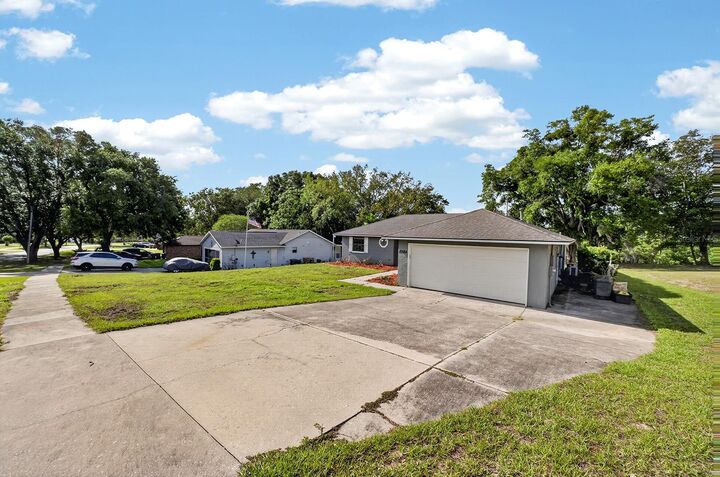 Property Photo: 12584 Wedgefield Drive FL 32735