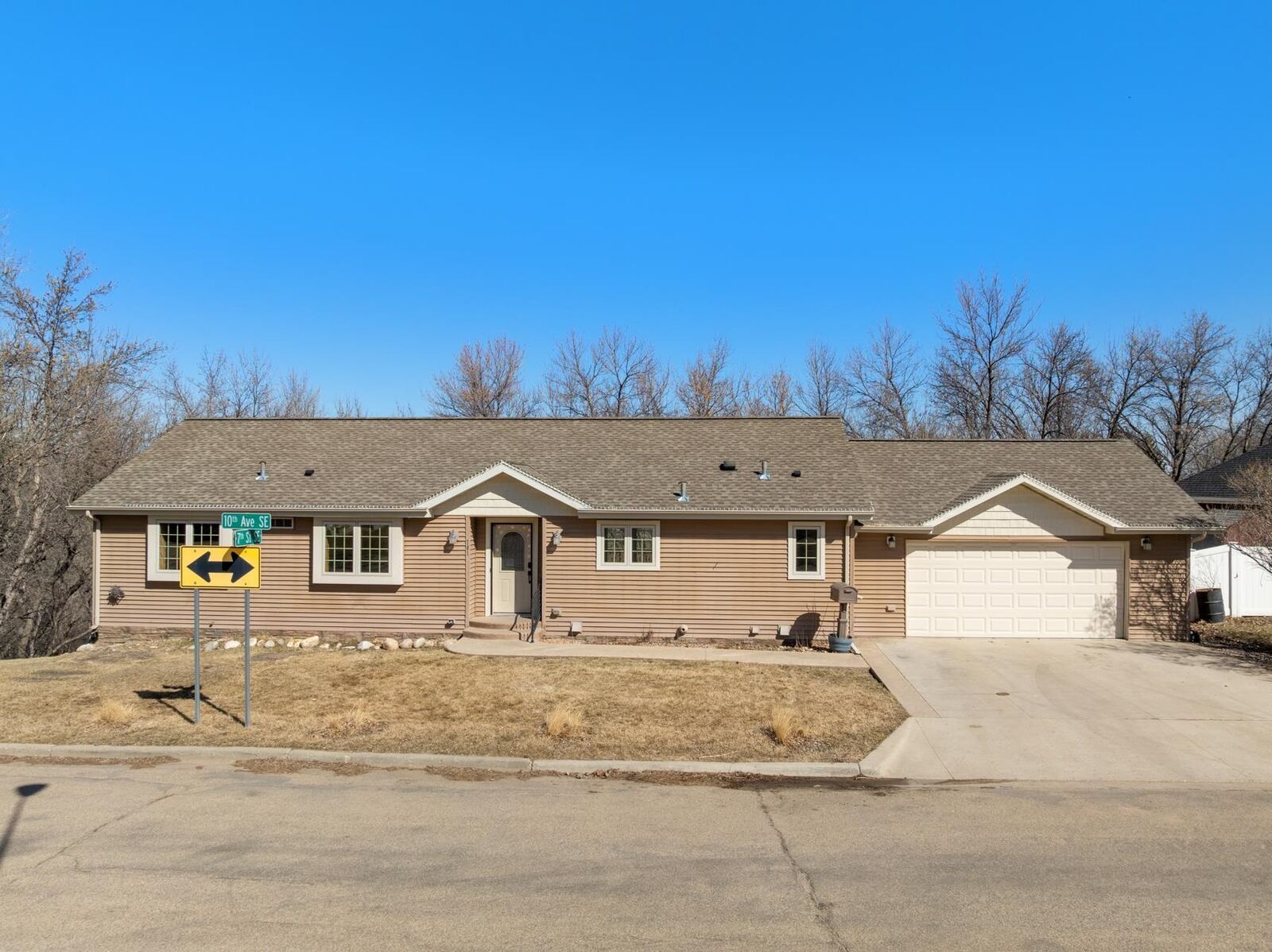 Property Photo:  701 10th Ave SE  ND 58701 
