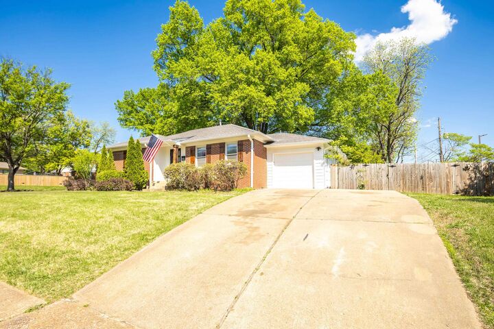 Property Photo:  1328 Colonial Rd  TN 38117 