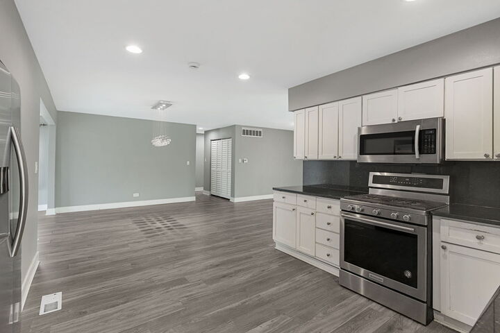 Property Photo:  595 Aberdeen Street  IL 60169 