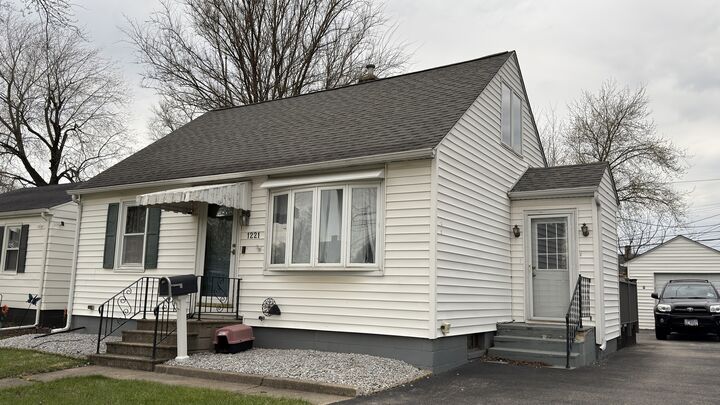 Property Photo: 1221 Agnes Avenue IL 60435