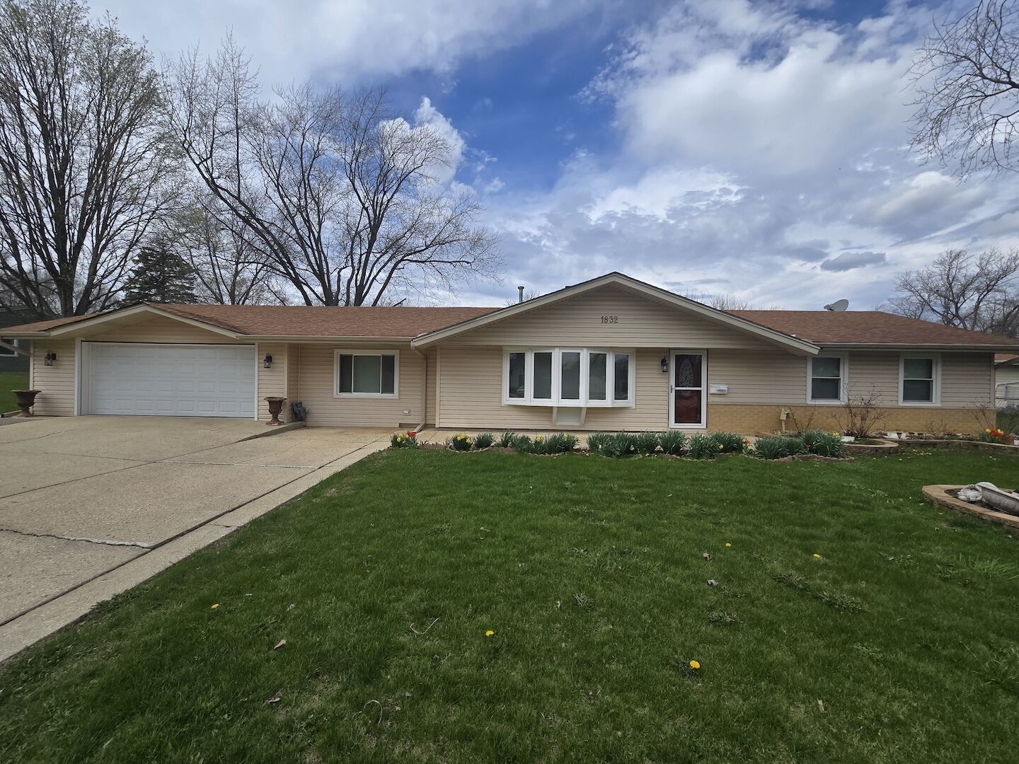 Property Photo:  1832 W Weathersfield Way  IL 60193 