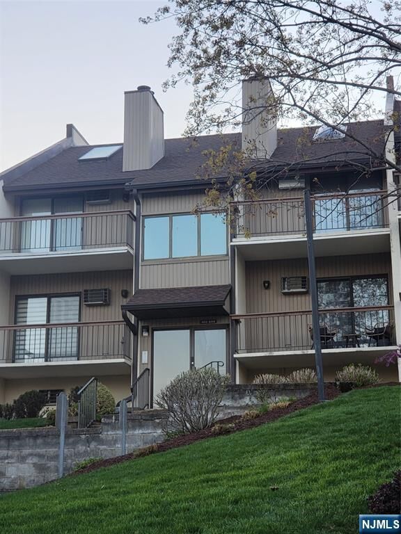 Property Photo:  404 West Ridge Mews 4D  NJ 07075 