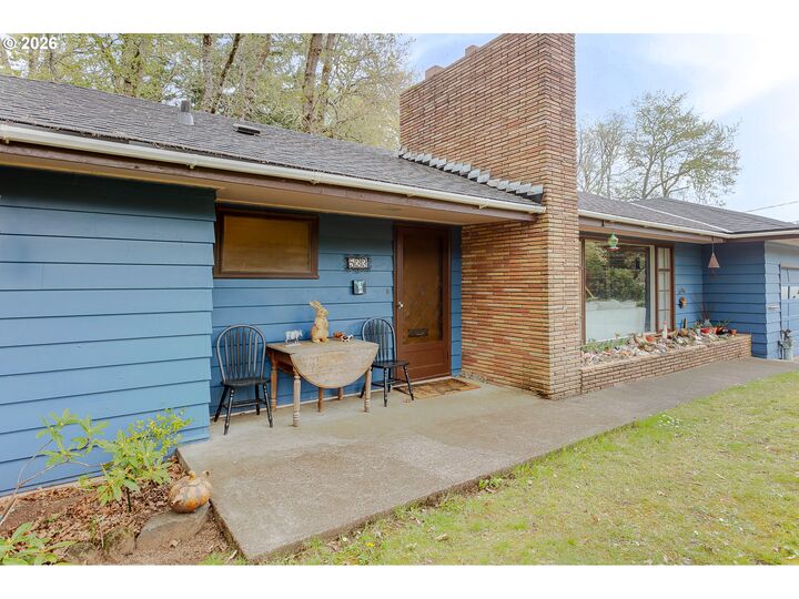 Property Photo:  533 E 40th Ave  OR 97405 