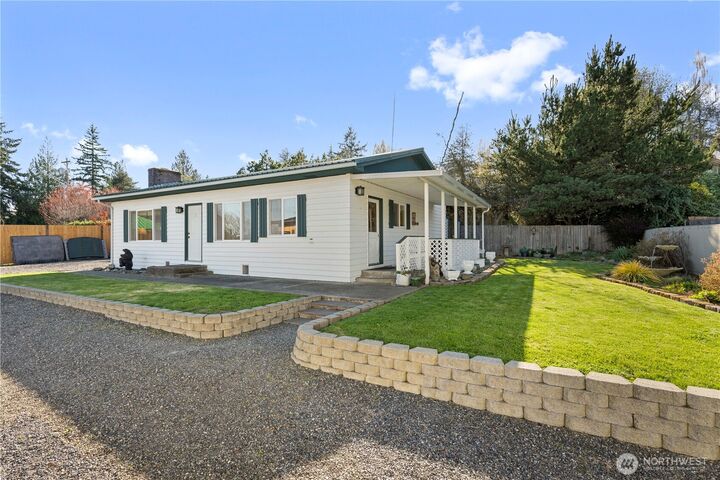 Property Photo:  915  128th Street SW  WA 98204 