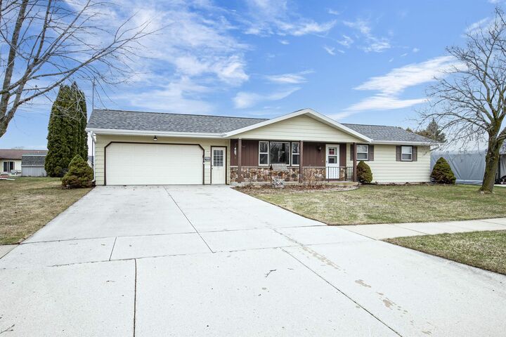 Property Photo:  1703 Eisenhower Street  WI 53061-1631 