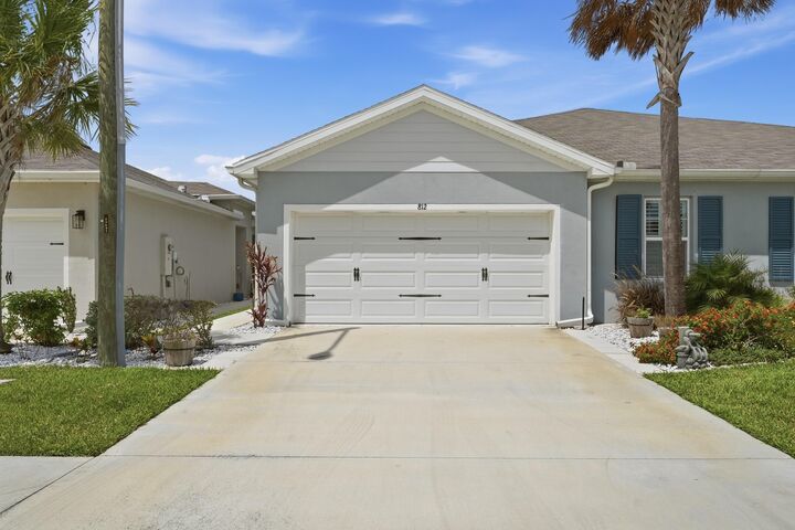 Property Photo:  812 Persimmon Place  FL 34981 