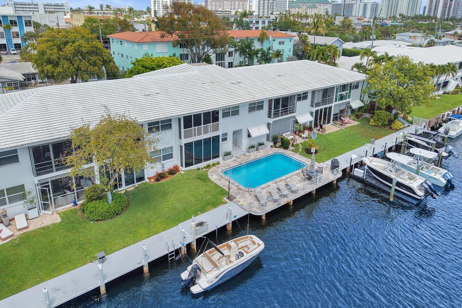 Property Photo:  2820 NE 30th Street Unit 2  FL 33306 