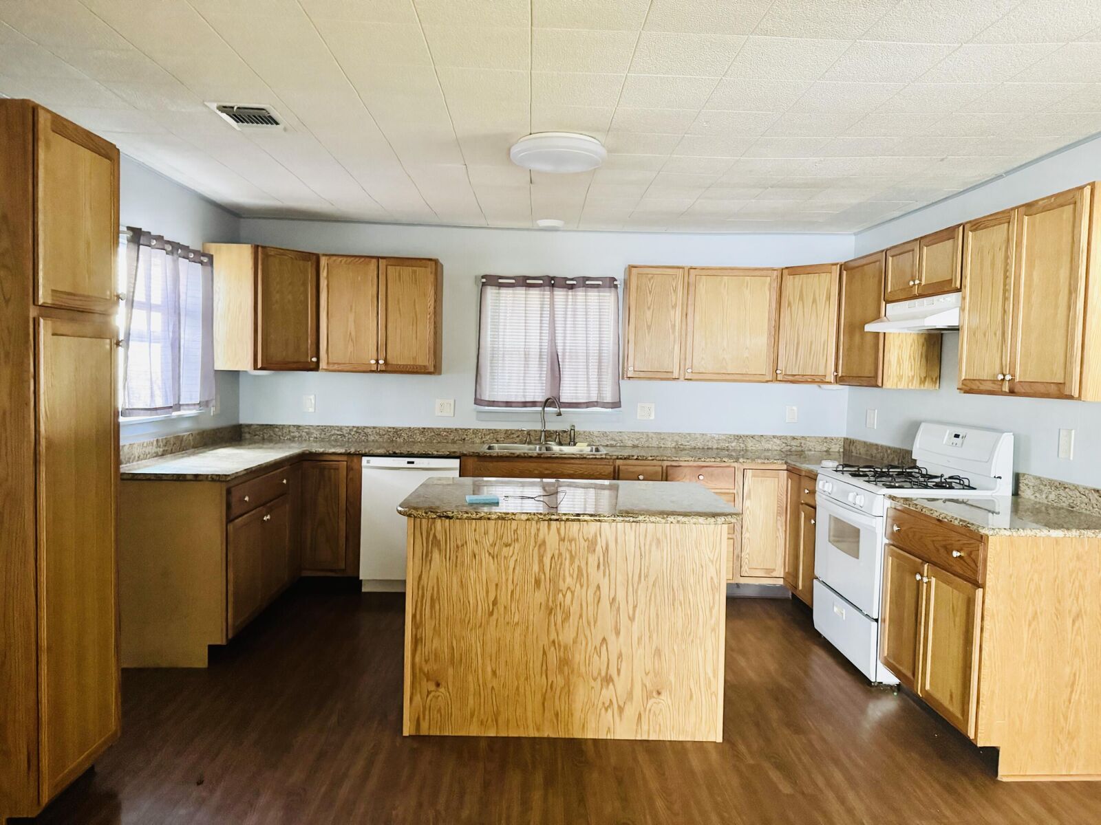 Property Photo: 1510 E Harris Avenue TX 76903