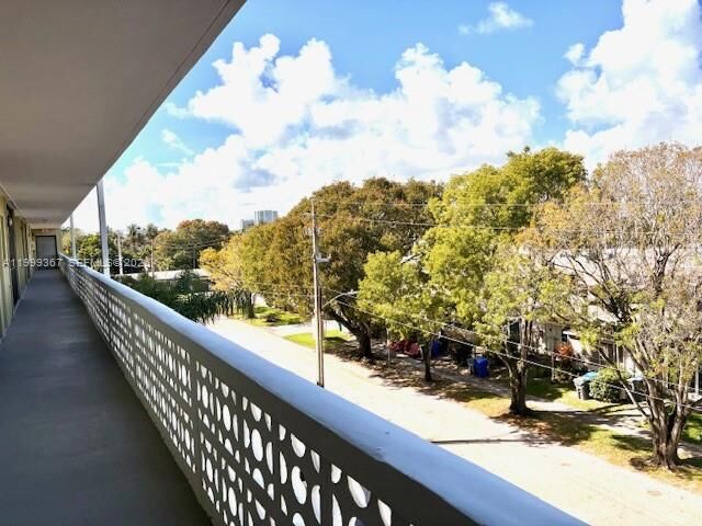 Property Photo: 1425 Arthur St 403A FL 33020