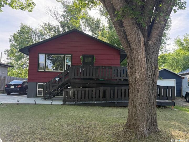 Property Photo: 1709 2nd Avenue N SK S7K 3N2