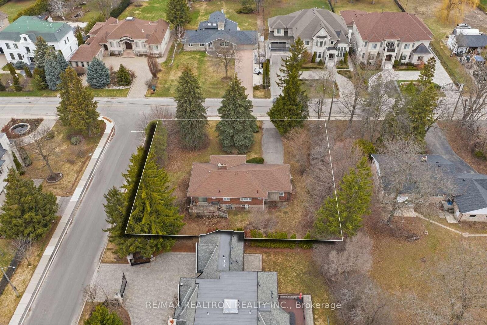 Property Photo: 17 Denham Drive ON L4C 6H6