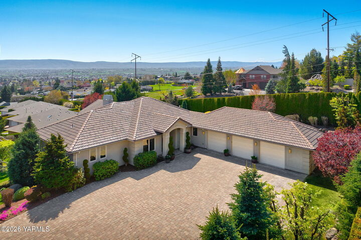 Property Photo: 616 N 65th Ave WA 98908