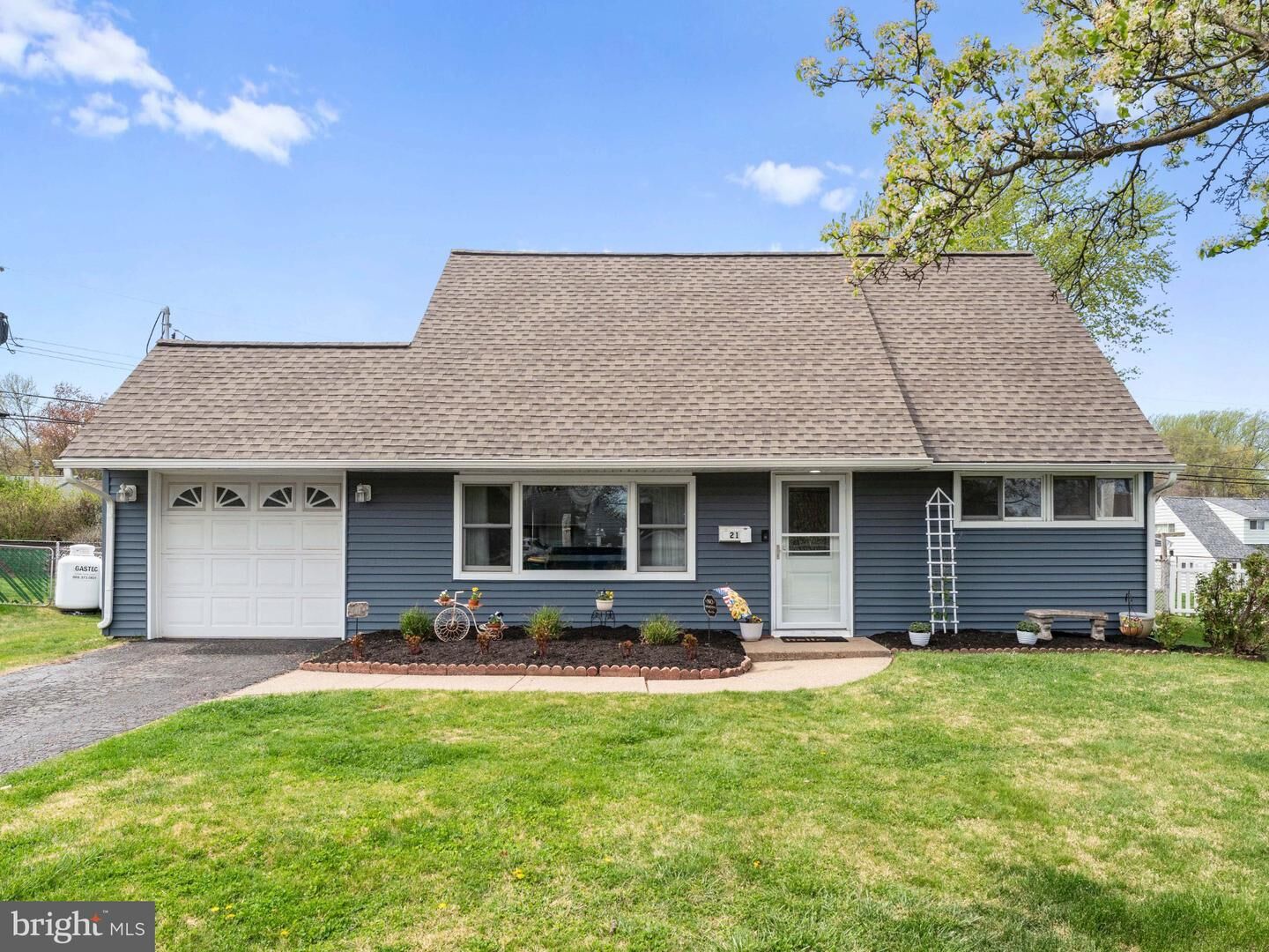 Property Photo: 21 Viewpoint PA 19054