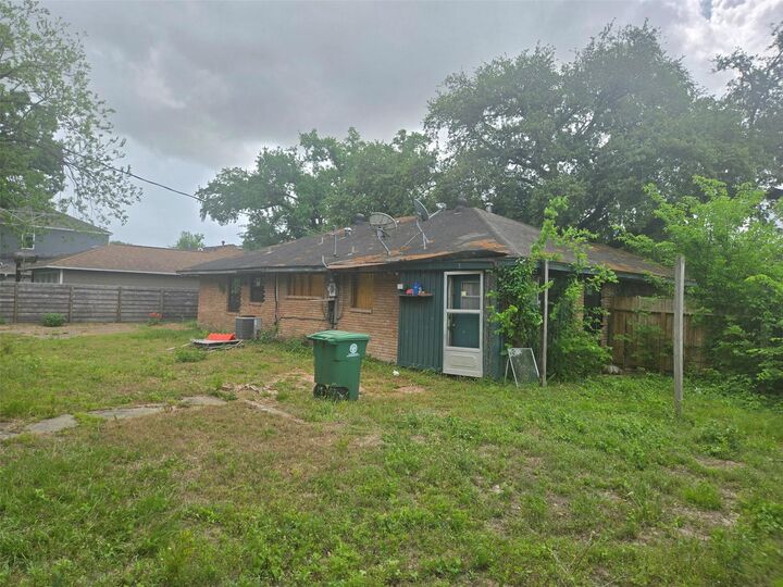Property Photo:  2330 Saxon Drive  TX 77018 