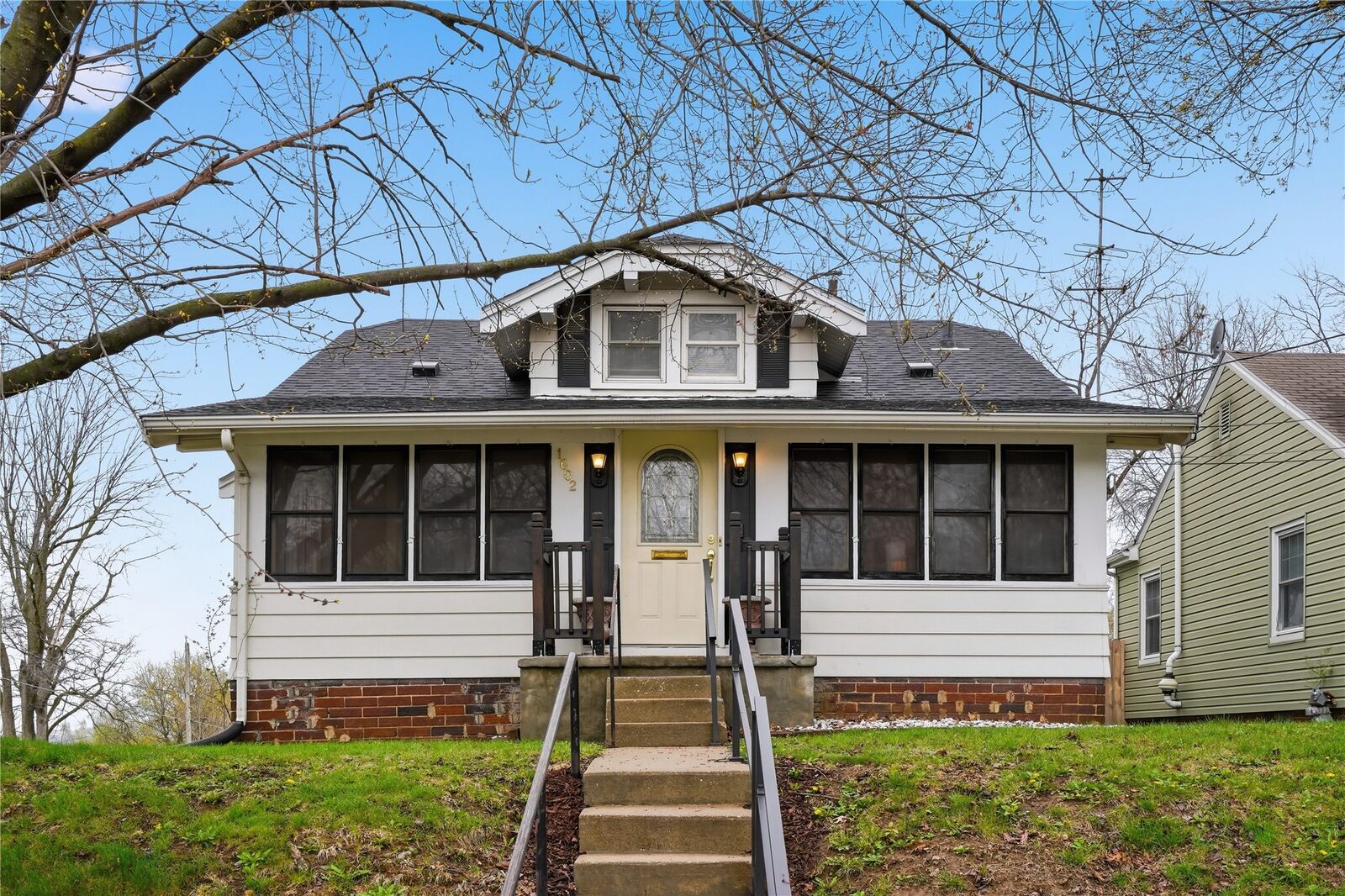 Property Photo:  1602 E 32nd Court  IA 50317 