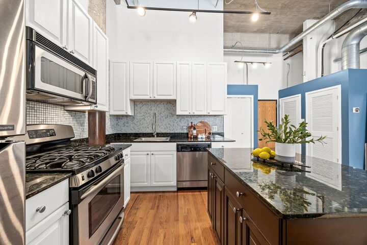 Property Photo:  2000 S Michigan Avenue 210  IL 60616 