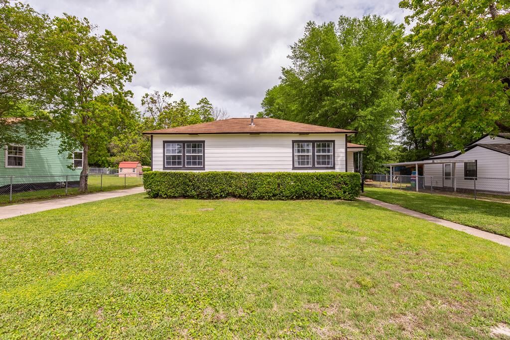Property Photo:  1301 Briarwood Dr  TX 75901 